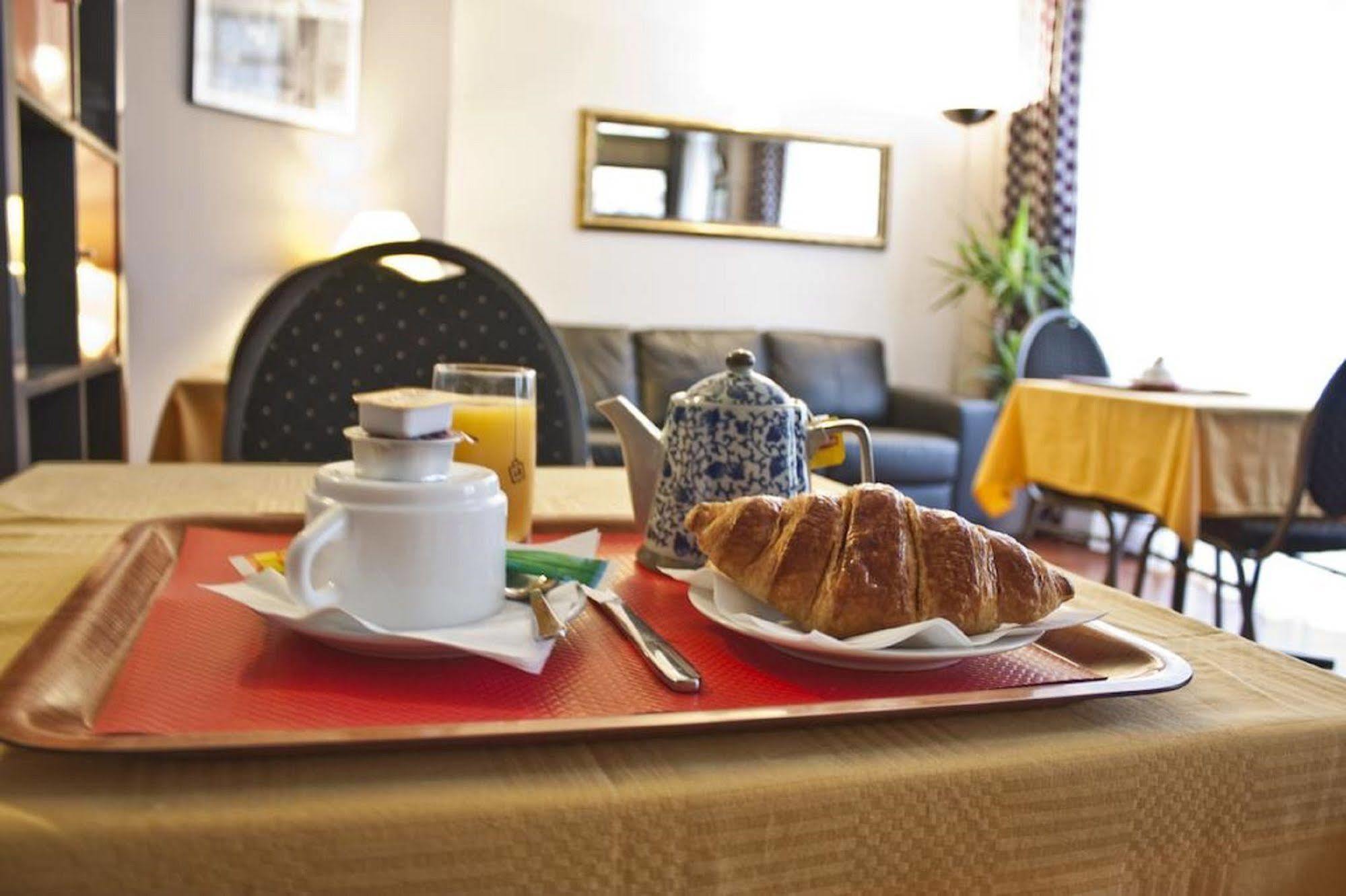 Hotel Hippodrome Paris Luaran gambar