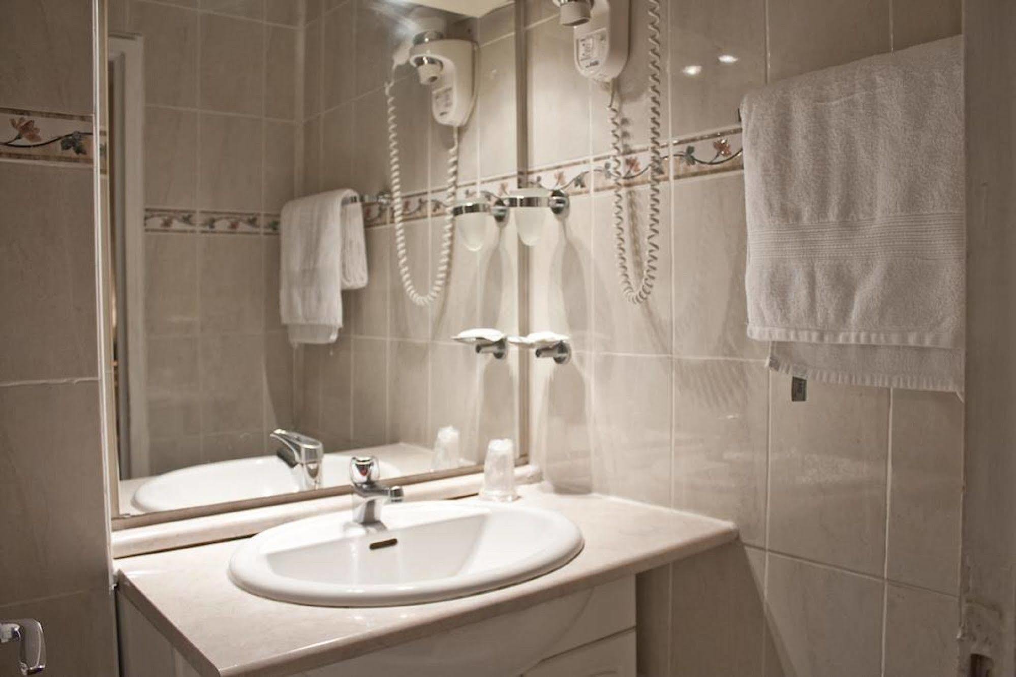 Hotel Hippodrome Paris Luaran gambar